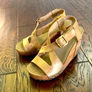 New In Box Antelope Gold Metallic Wedges 37